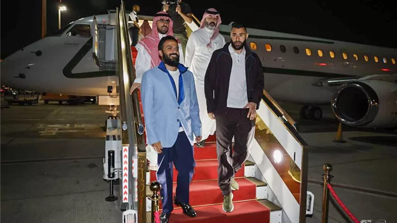كريم بنزيما يصل السعودية لبدء مسيرته مع اتحاد جدة