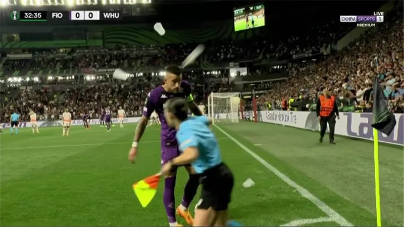 شاهد.. إصابة دموية لقائد فيورنتينا بسبب جماهير وست هام