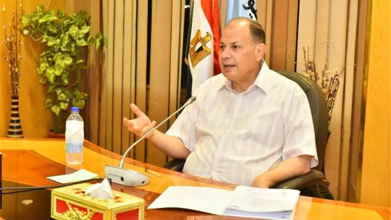 محافظ أسيوط يعقد اجتماعًا لمتابعةتطبيق منظومةتراخيص المحال العامة