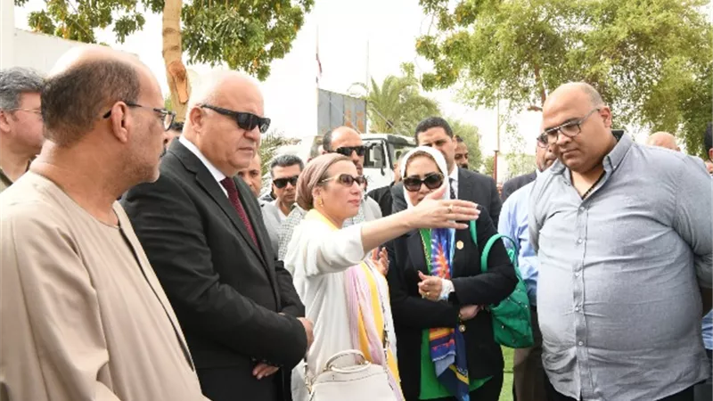 وزيرة البيئة ومحافظ قنا يفتتحان مشروع المحطة الوسيطة للمخلفات