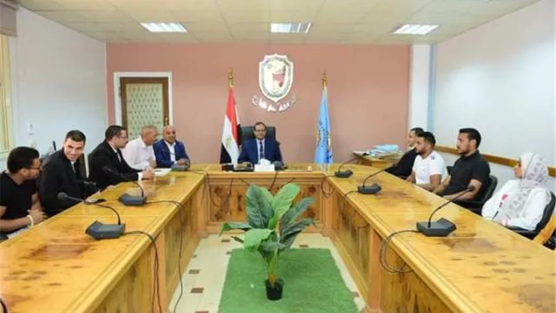 طلاب الكهرباء بجامعةسوهاج يهدون عصا إلكترونية لمعيدمن ذوي الأعاقة