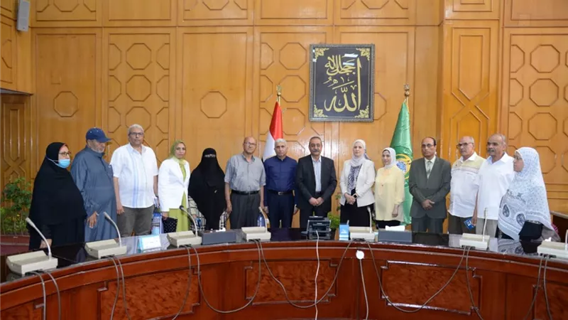 محافظ الإسماعيلية يستقبل حُجَّاج القُرعة ويهديم شنطة المناسك.صور