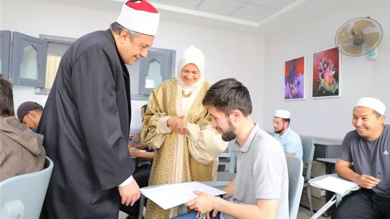رئيس المعاهد الأزهرية: الإمام الأكبر يولي الوافدين اهتماما كبيرا