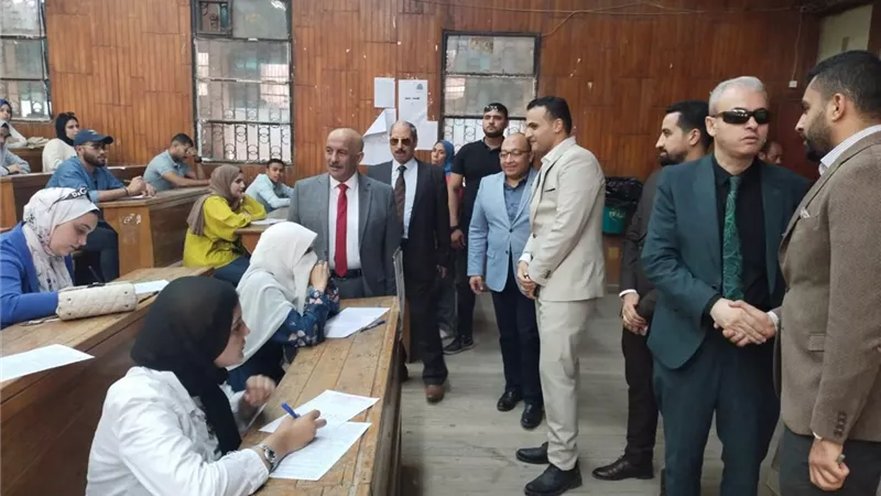نائب رئيس جامعة الزقازيق يتفقد امتحانات كلية الحقوق