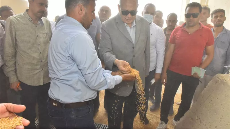 محافظ أسيوط يؤكد انتظام عمليات توريد القمح واستلام 108ألف و970 طن