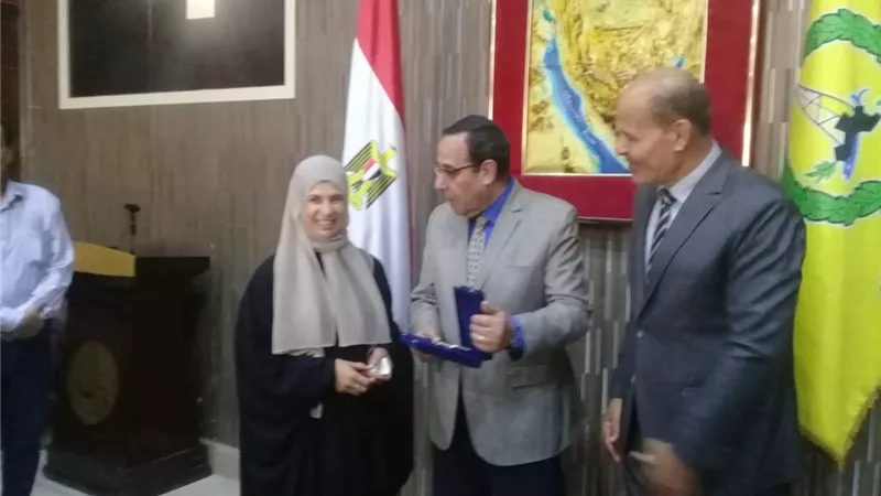 محافظ شمال سيناء يسلم هدية الرئيس للأم المثالية