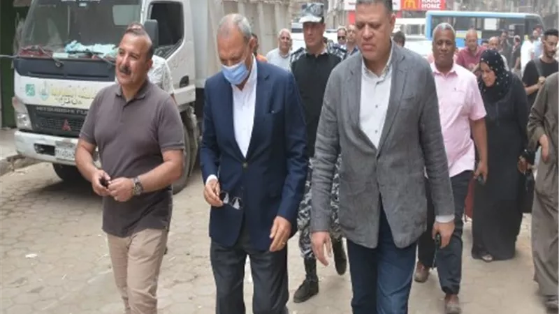 الهجان يُتابع رفع الإشغالات بشبرا الخيمة.. ويوجه بسحب رخصة سائق