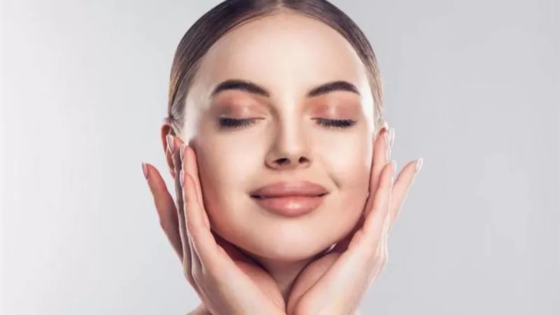 طرق طبيعية وبسيطة من المنزل للعناية بجمال بشرتك.. اكتشفيها معنا
