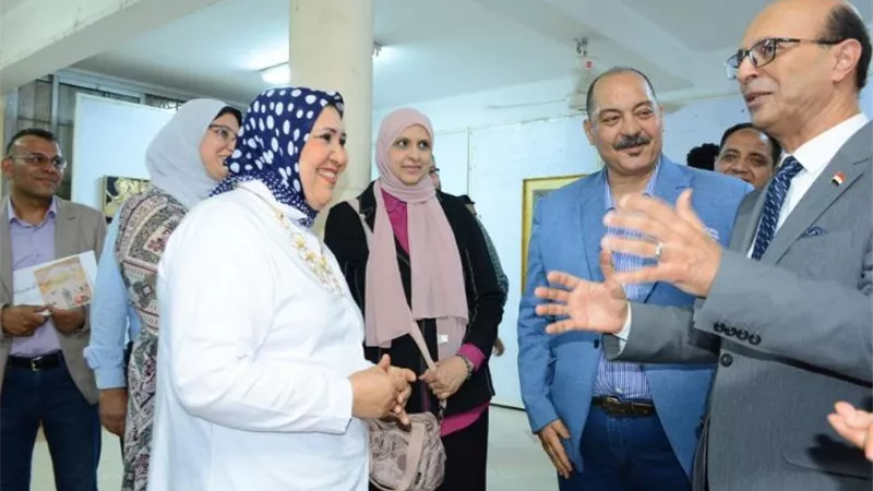 رئيس جامعة أسيوط يفتتح معرضاً فنياً بكلية التربية النوعية