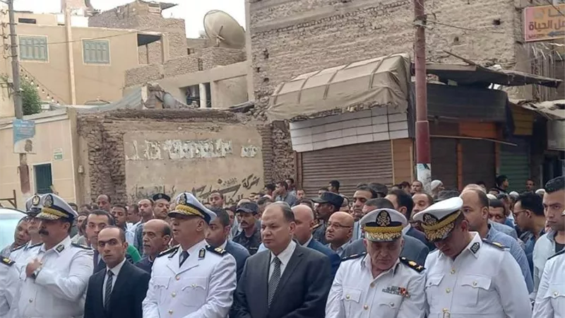محافظ أسيوط يشارك فى الجنازة العسكرية للشهيد البطل
