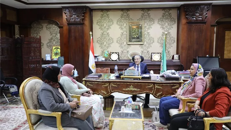 محافظ المنيا يستقبل شباب مؤسسة 