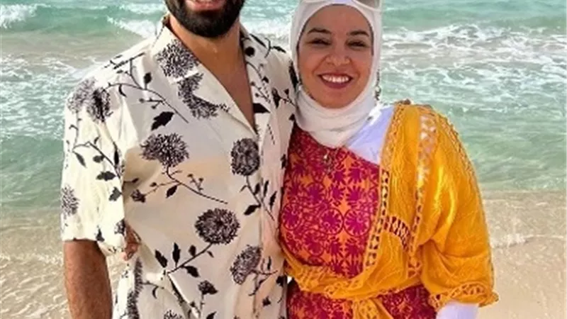 محمد صلاح يستمتع بإجازته الصيفية على البحر برفقة شقيقته