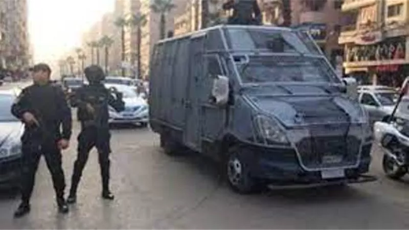 القبض على أجنبي وسيدة قبل تهريبهما مبالغ مالية خارج البلاد