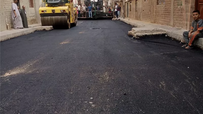رصف 4 شوارع بأبوتيج في أسيوط ..صور