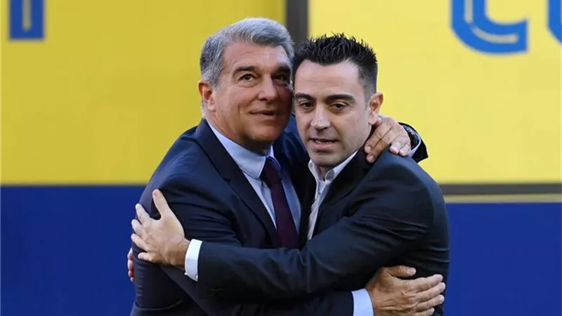 تشافي يطلب 12 مليون يورو للموافقة على التجديد مع برشلونة
