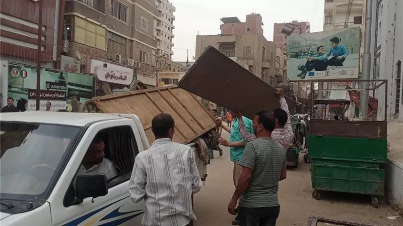 تحرير 117 محضراً خلال حملة لإزالة الإشغالات بشوارع ملوى بالمنيا