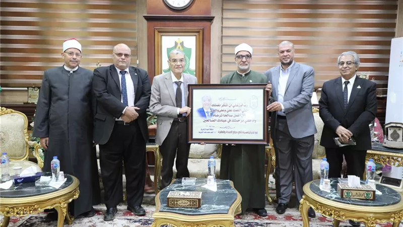 وفداً من رجال الدين الإسلامي يقدم التهنئة لمحافظ المنيا