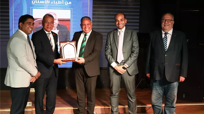 نقابة أطباء الأسنان تكرم نائب رئيس جامعة الأزهر لفرع البنات