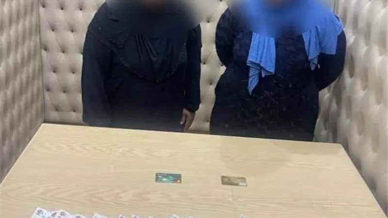 ضبط سيدتين يسرقان المترددين على ماكينات الصرف في الدرب الأحمر