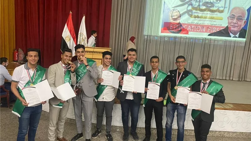 كلية الدفاع الجوي تكرم طلاب المدرسة النووية بالضبعة
