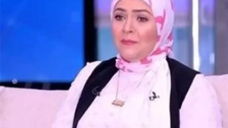 انهيار منال عبد اللطيف فى جنازة والدتها