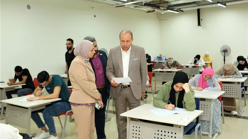 رئيس جامعة المنصورة الأهلية يتفقد أعمال امتحانات الترم الثاني