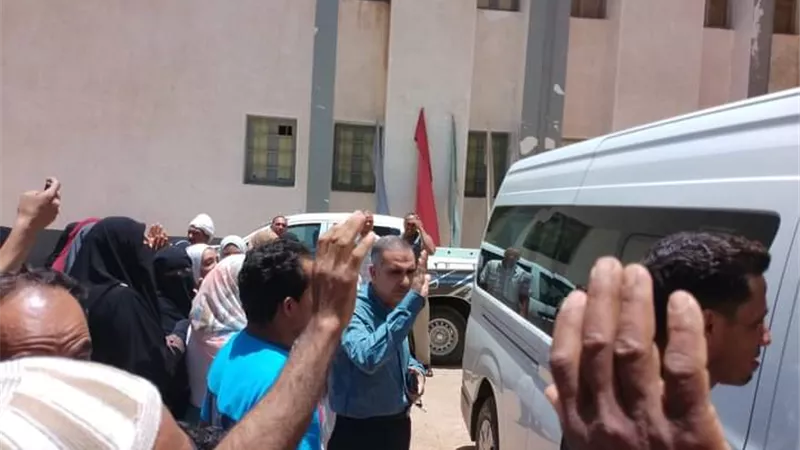 رئيس مركز الداخلة يودع حجاج الداخلية قبل سفرهم الى السعودية