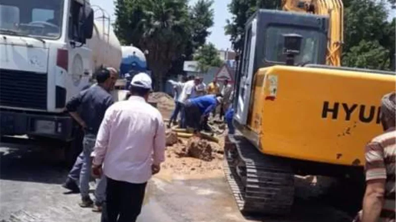 اصلاح انفجار بخط صرف صحي رئيسي بطريق الأحراربالزقازيق