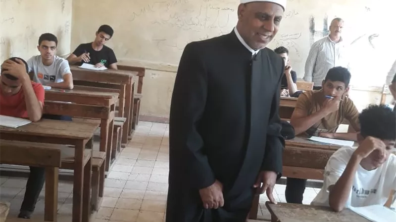 طلاب القسم العلمي يؤدون امتحانات الثانوية في اللغة الإنجليزية