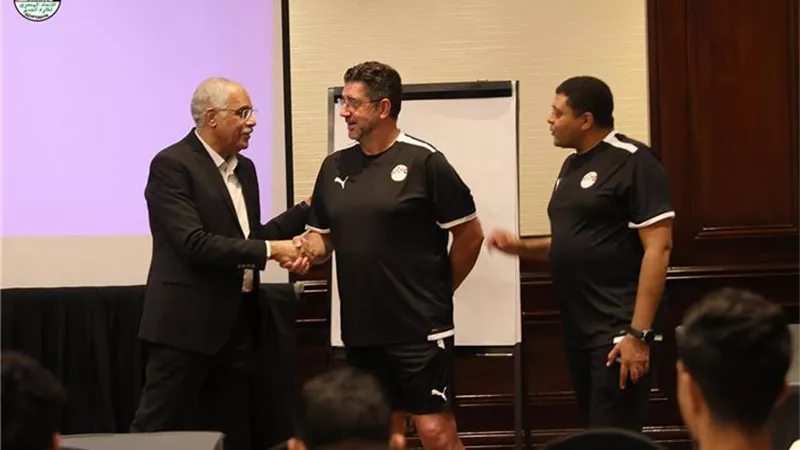 شاهد.. رئيس اتحاد الكرة يزور معسكر المنتخب ويجتمع مع اللاعبين