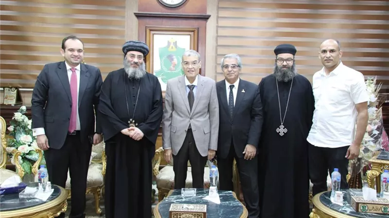 محافظ المنيا يستقبل وفداً من الكنيسة للتهنئة باستئناف عمله