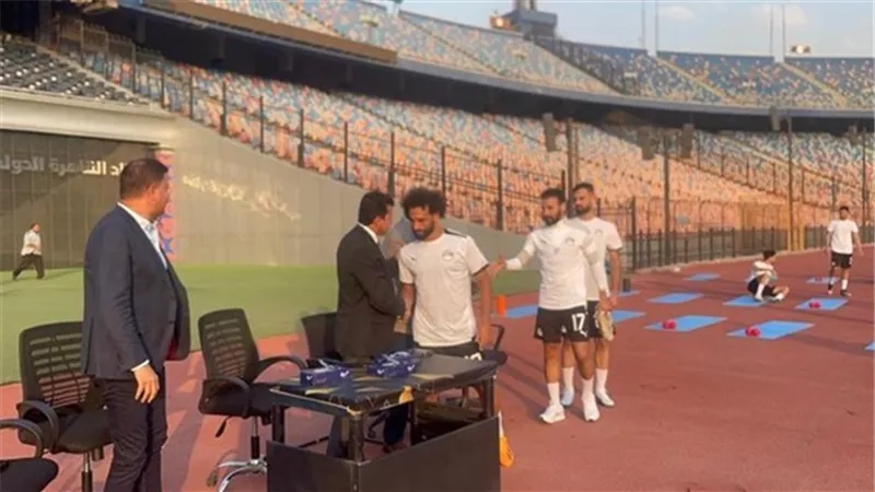 وزير الرياضة يزور معسكر المنتخب ويدعم اللاعبين قبل مواجهة غينيا