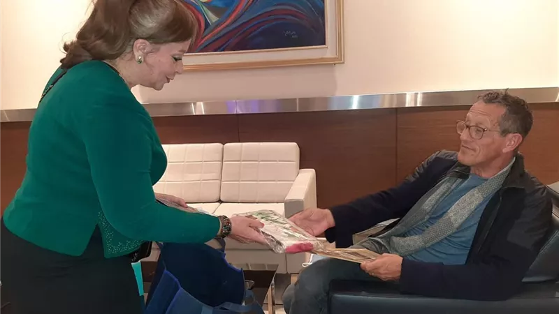 مقدم البرامج العالمي ريتشارد كويست يصل القاهرة