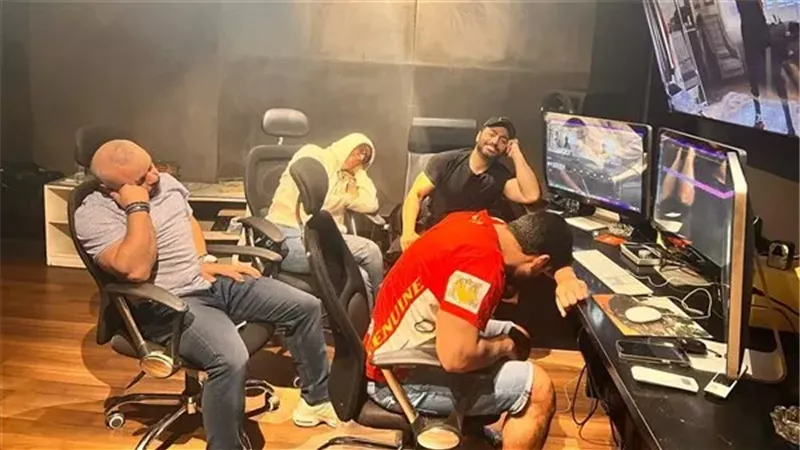 تامر حسنى يمازح جمهوره داخل غرفة مونتاج بعد انتهائه من 