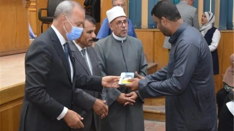 محافظ القليوبية يسلم جوازات وتذاكر الطيران لحجاج الجمعيات الأهلية