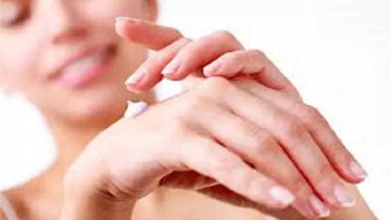 الفرق بين المرهم واللوشن والكريم والجل واستخداماتهم المختلفة