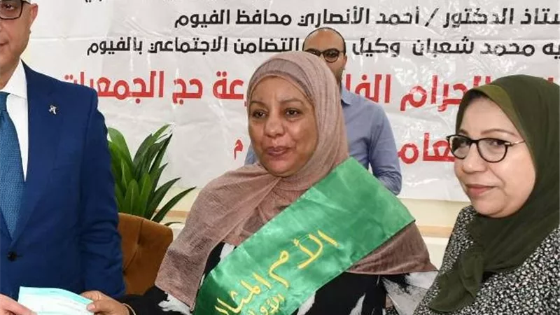 يُسلِّم جوازات السفر وملابس الإحرام لحجاج بيت الله الحرام