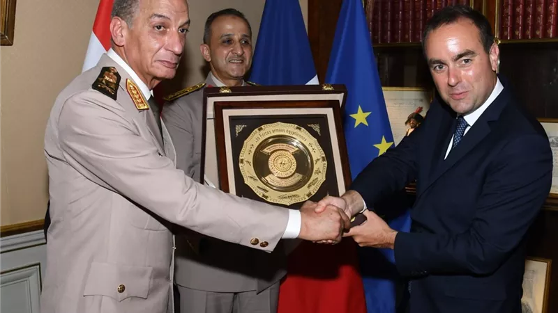 وزير الدفاع يعود إلى أرض الوطن عقب إنتهاء زيارته الرسمية بدولة فرنسا