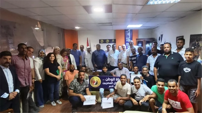 حماة الوطن بالبحرالأحمر يكرم الصيادين بعد صيد سمكة القرش