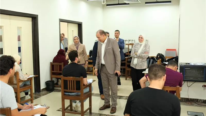 رئيس جامعة المنصورة الأهلية يتفقد أعمال امتحانات الترم الثاني
