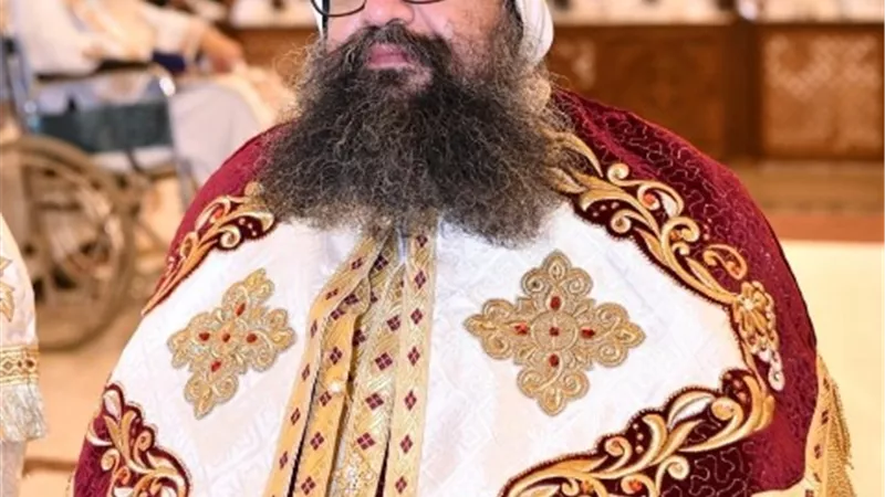 محافظ أسيوط يقدم العزاء لأسقف أبنوب والفتح لـ وفاة والده