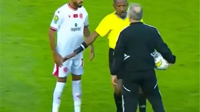 شاهد .. مشادة كولر مع مهاجم الوداد بنهائى افريقيا
