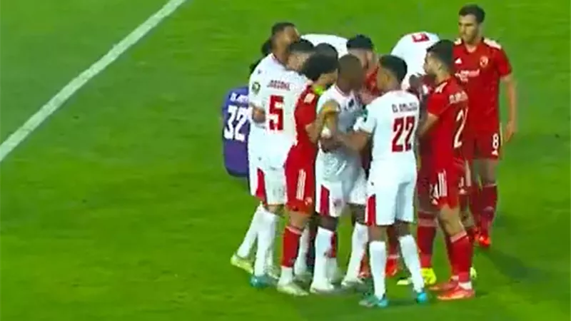 شاهد.. لحظة اشتباك لاعبى الوداد المغربى مع حمدى فتحى