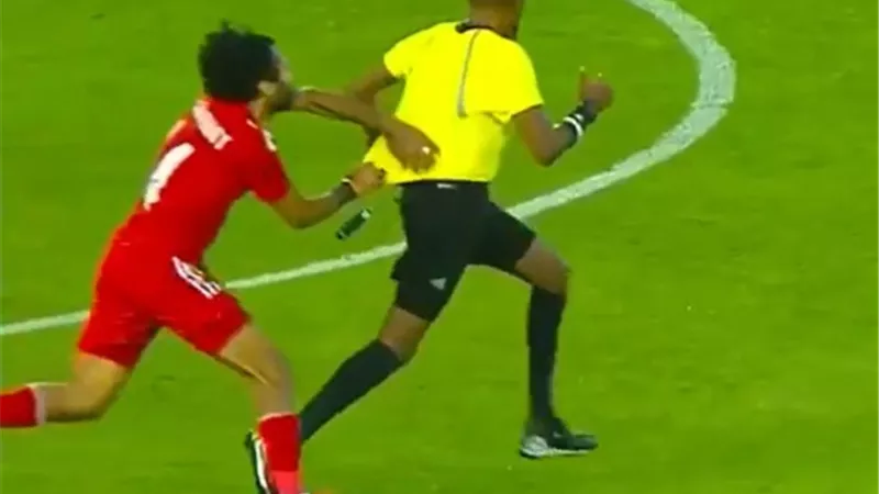 شاهد.. لماذا أشهر حكم نهائى افريقيا البطاقة الصفراء لحسين الشحات