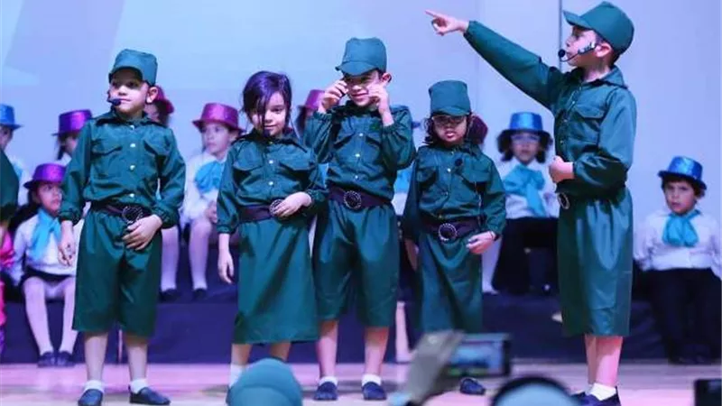 الطالبة لانا محمود تشارك في بطولة العرض المسرحي لنهاية العام