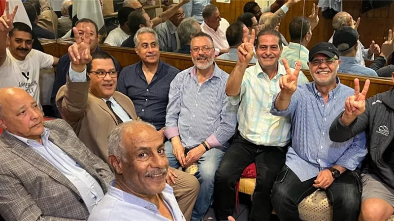 وزير العمل يشارك المصريين فرحتهم بفوز الأهلي في بيت العائلة بجنيف