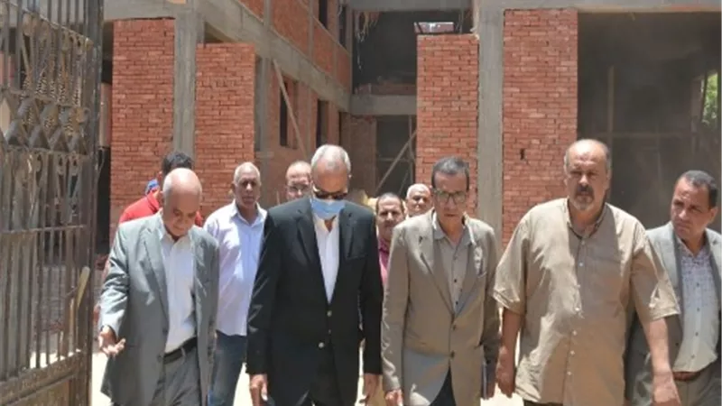محافظ القليوبية يتفقد المشروعات الخدمية والتنموية بكفر شكر وبنها