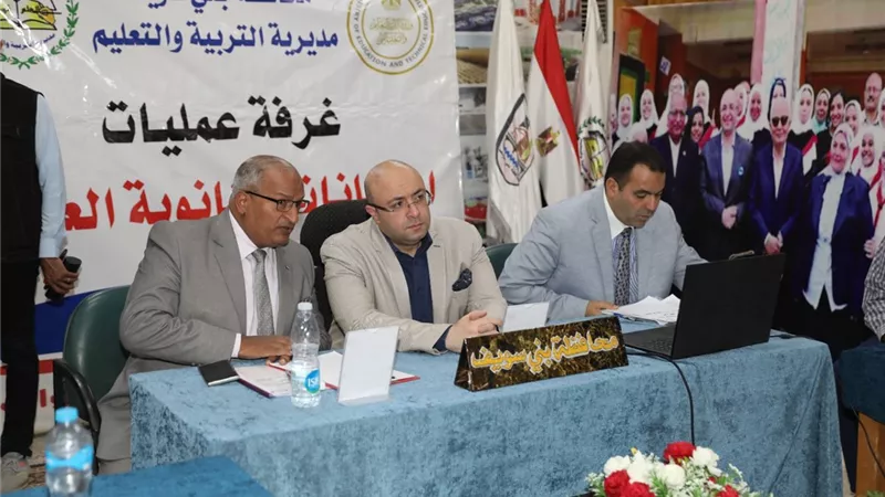 محافظ بني سويف فى غرفة عمليات الثانوية العامة