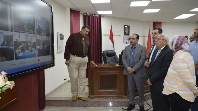 محافظ بورسعيد يتفقد غرفة عمليات امتحانات الشهادة الثانوية العامة