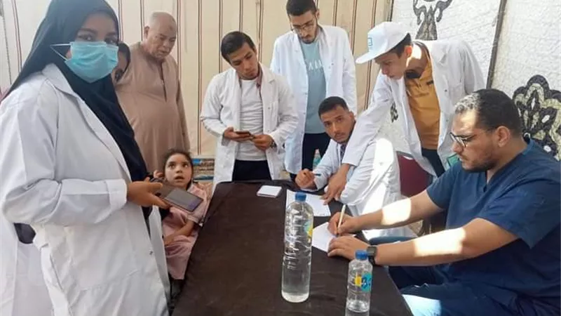 قافلة جامعة سوهاج الطبية تنطلق لمركز المنشاه